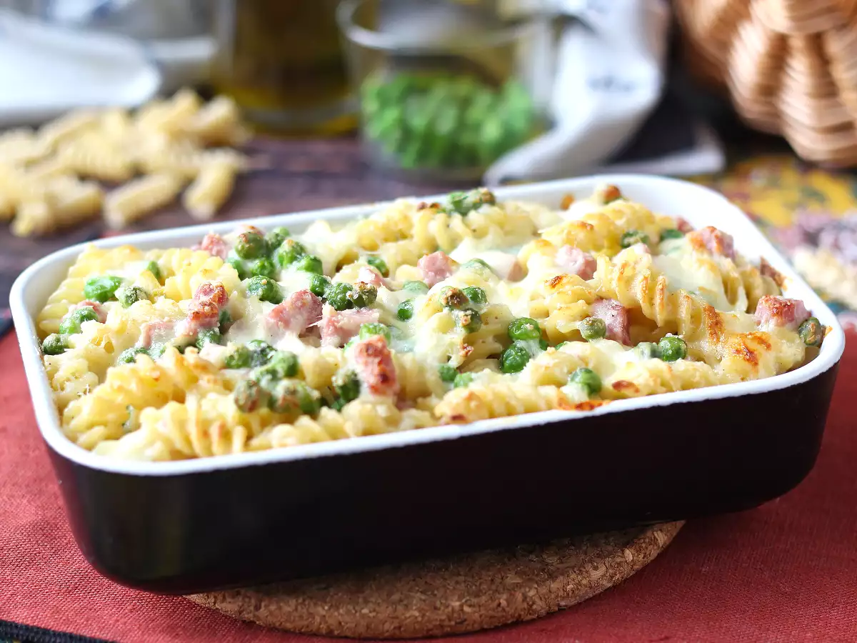 Creamy baked pasta with peas and ham au gratin - photo 3