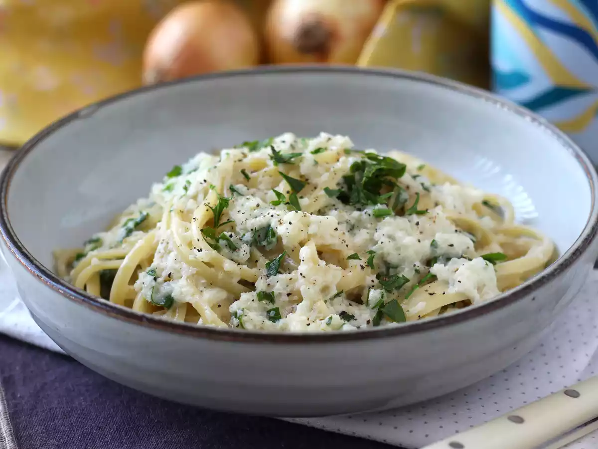 Creamy onion pasta: a tasty and super cheap pasta dish!