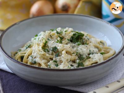 Creamy onion pasta: a tasty and super cheap pasta dish!