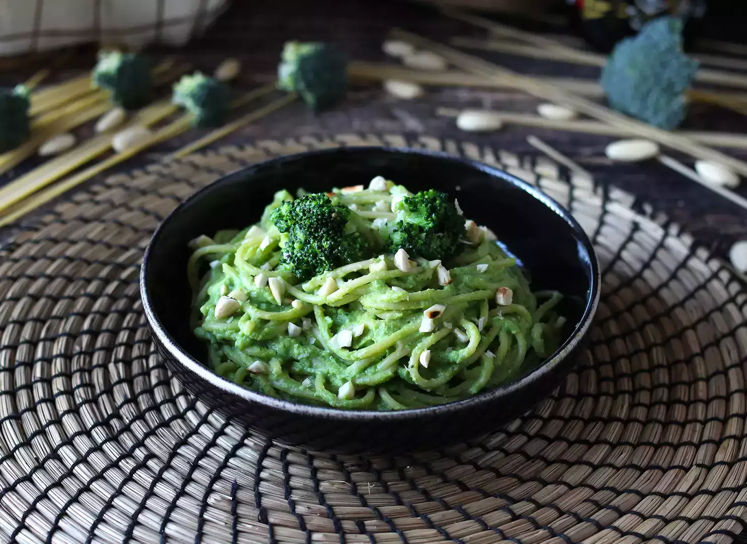 Creamy pasta recipe with broccoli and almonds