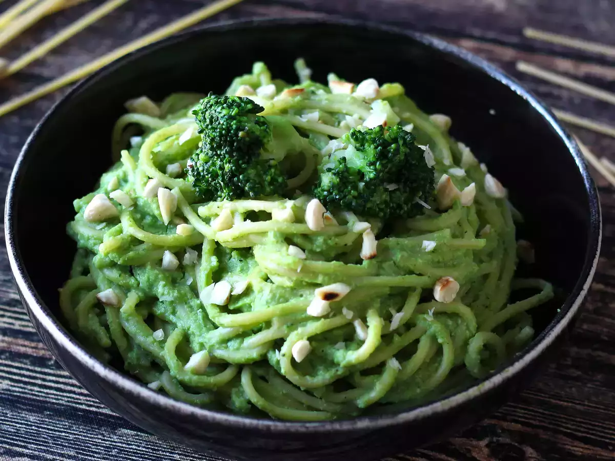Creamy pasta with broccoli and almonds: an easy-to-prepare, flavor-packed dish - photo 2