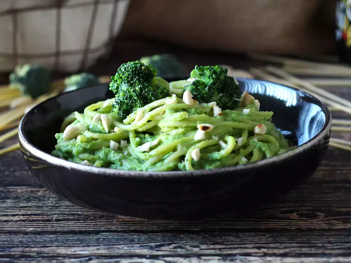 Creamy pasta with broccoli and almonds: an easy-to-prepare, flavor-packed dish - photo 3
