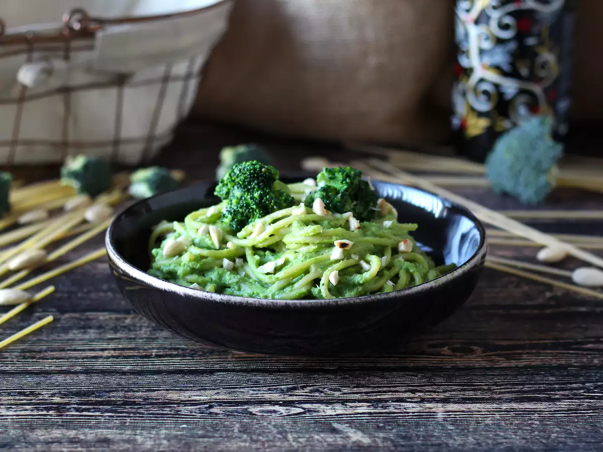 Creamy pasta with broccoli and almonds: an easy-to-prepare, flavor-packed dish - photo 4