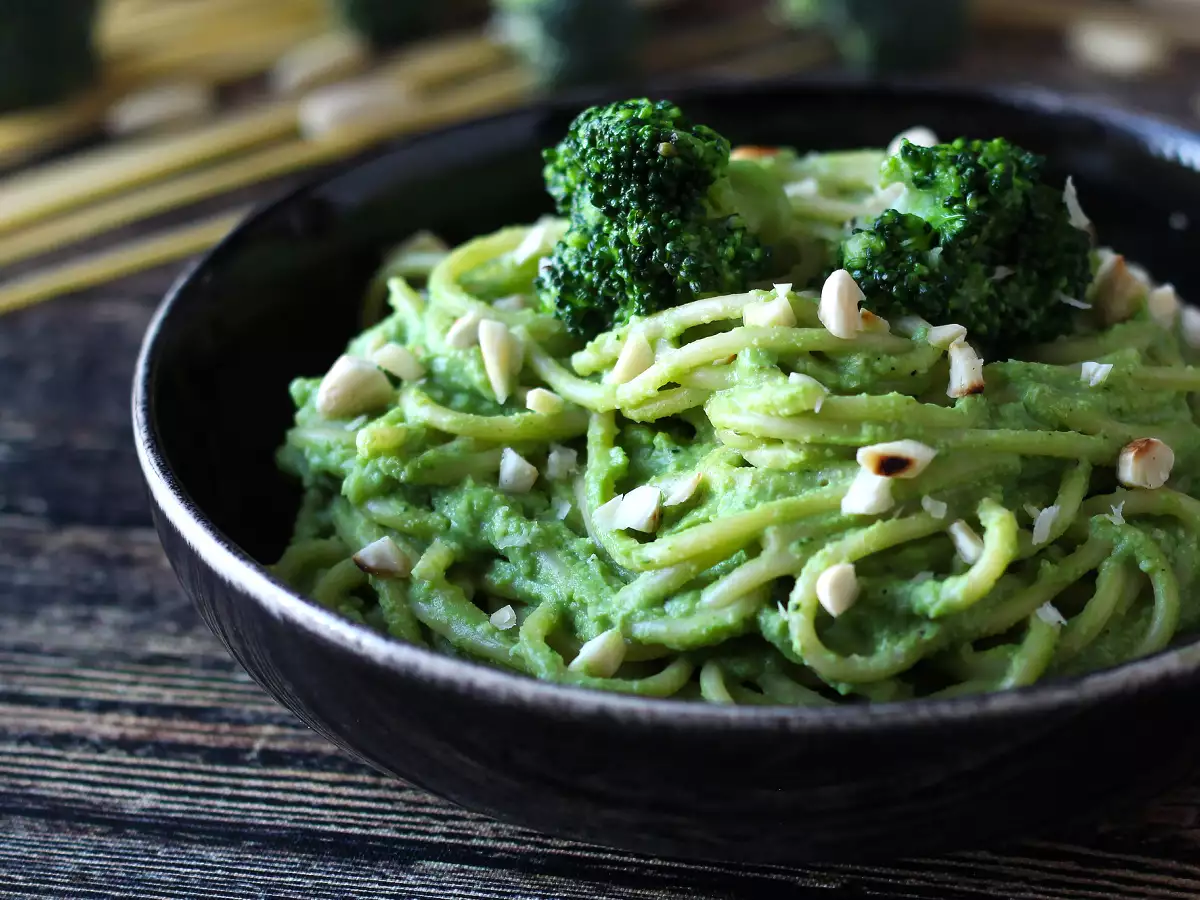 Creamy pasta with broccoli and almonds: an easy-to-prepare, flavor-packed dish - photo 5