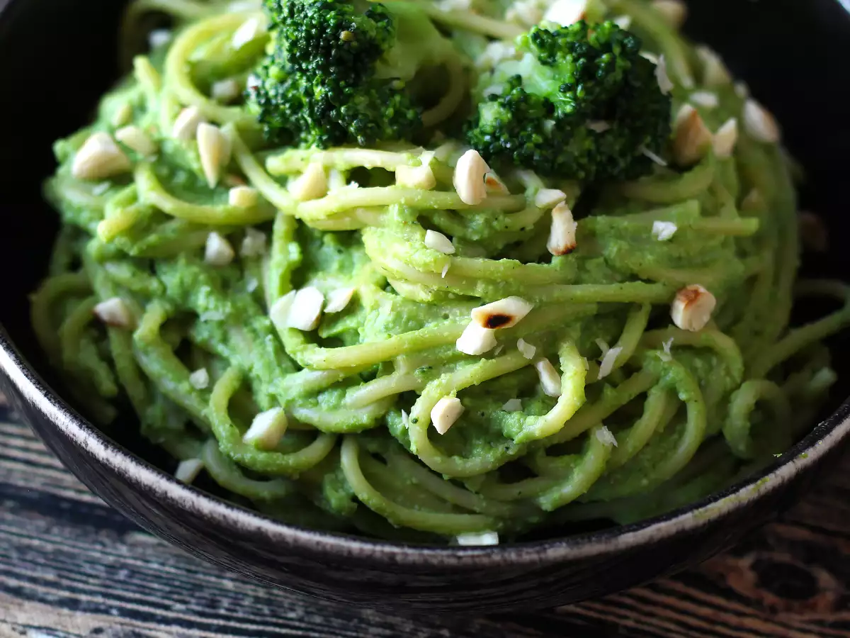 Creamy pasta with broccoli and almonds: an easy-to-prepare, flavor-packed dish - photo 6