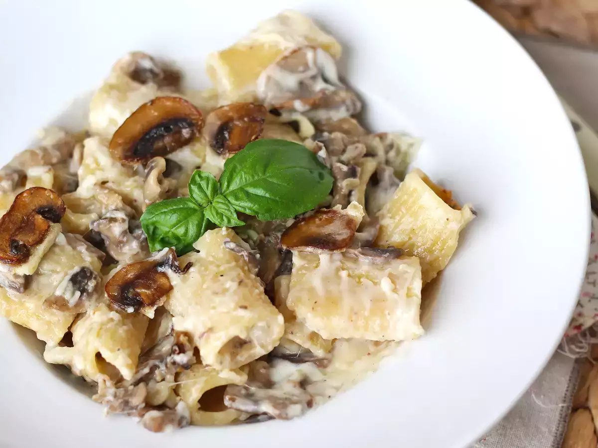 Creamy pasta with mushrooms and cream: a simple first course with authentic flavor - photo 3