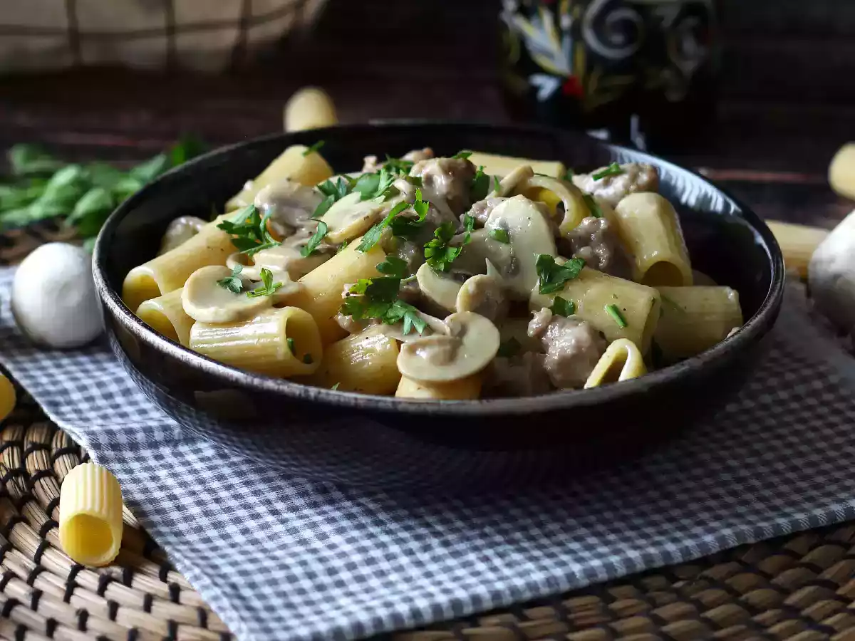 Creamy pasta with mushrooms and sausage