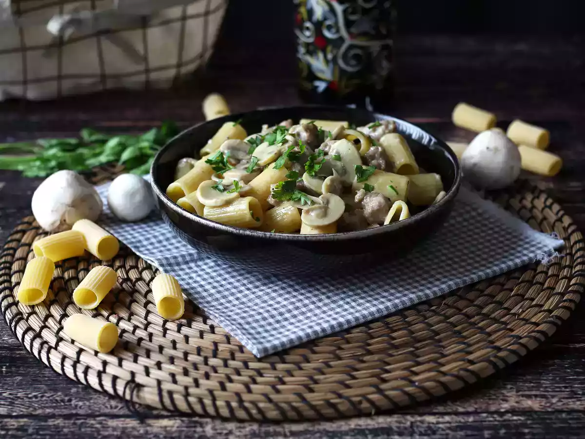 Creamy pasta with mushrooms and sausage - photo 2