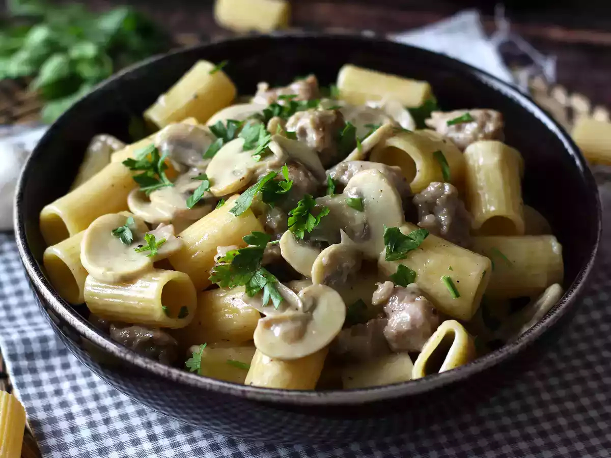 Creamy pasta with mushrooms and sausage - photo 3