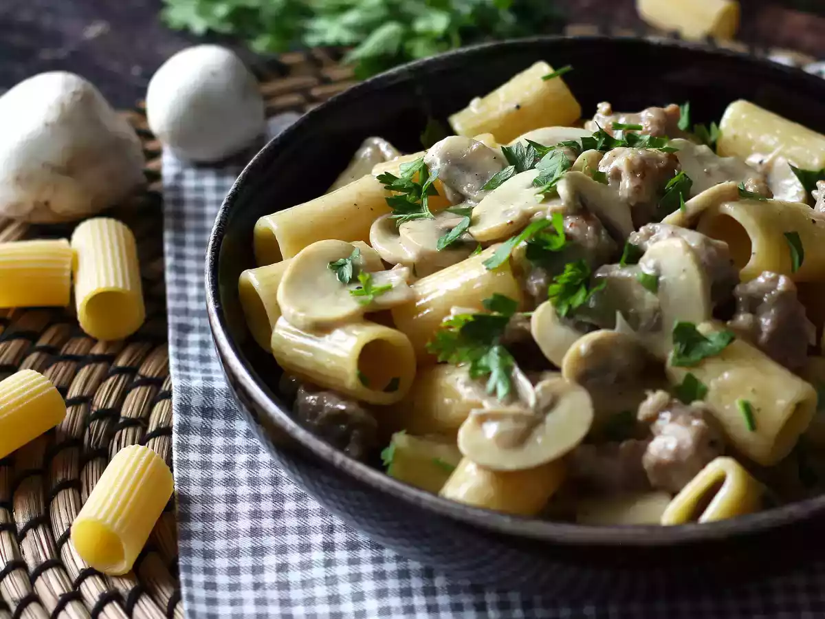 Creamy pasta with mushrooms and sausage - photo 4