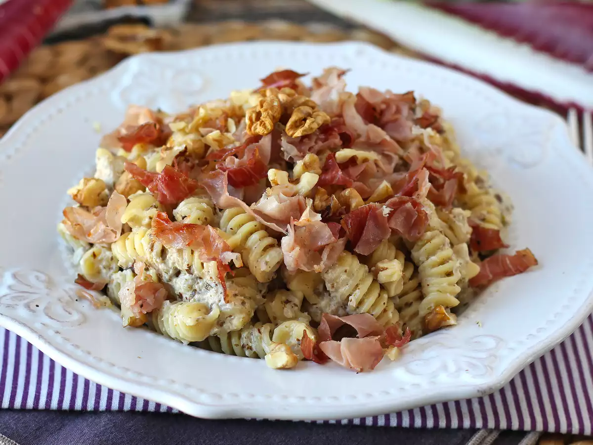 Creamy pasta with radicchio, crispy bacon and walnuts: quick and irresistible recipe