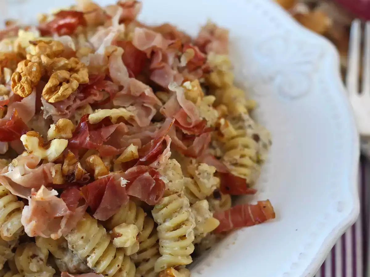 Creamy pasta with radicchio, crispy bacon and walnuts: quick and irresistible recipe - photo 3