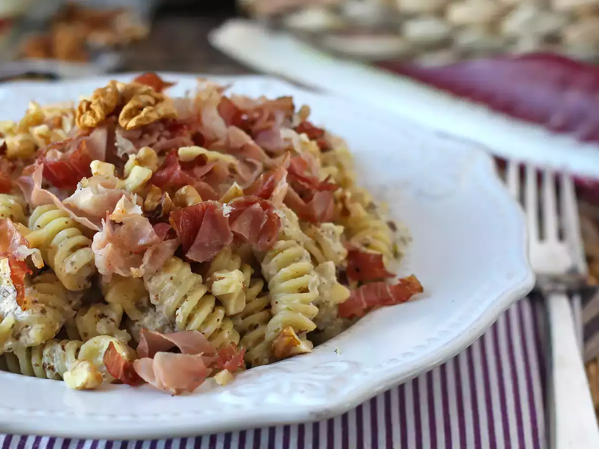 Creamy pasta with radicchio, crispy bacon and walnuts: quick and irresistible recipe - photo 4