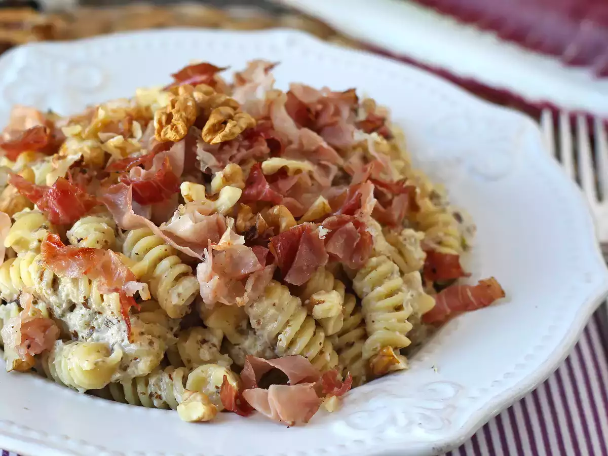 Creamy pasta with radicchio, crispy bacon and walnuts: quick and irresistible recipe - photo 5