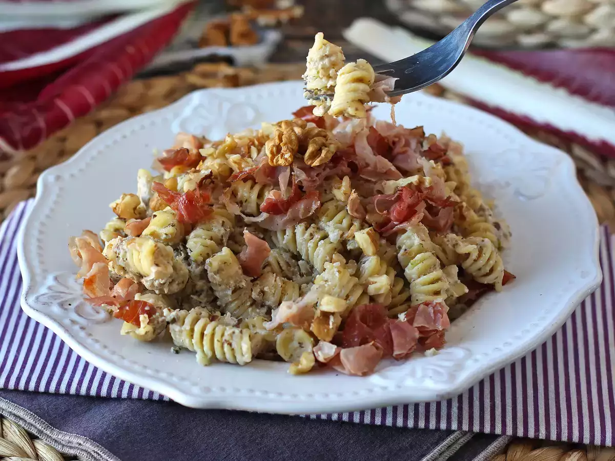 Creamy pasta with radicchio, crispy bacon and walnuts: quick and irresistible recipe - photo 6