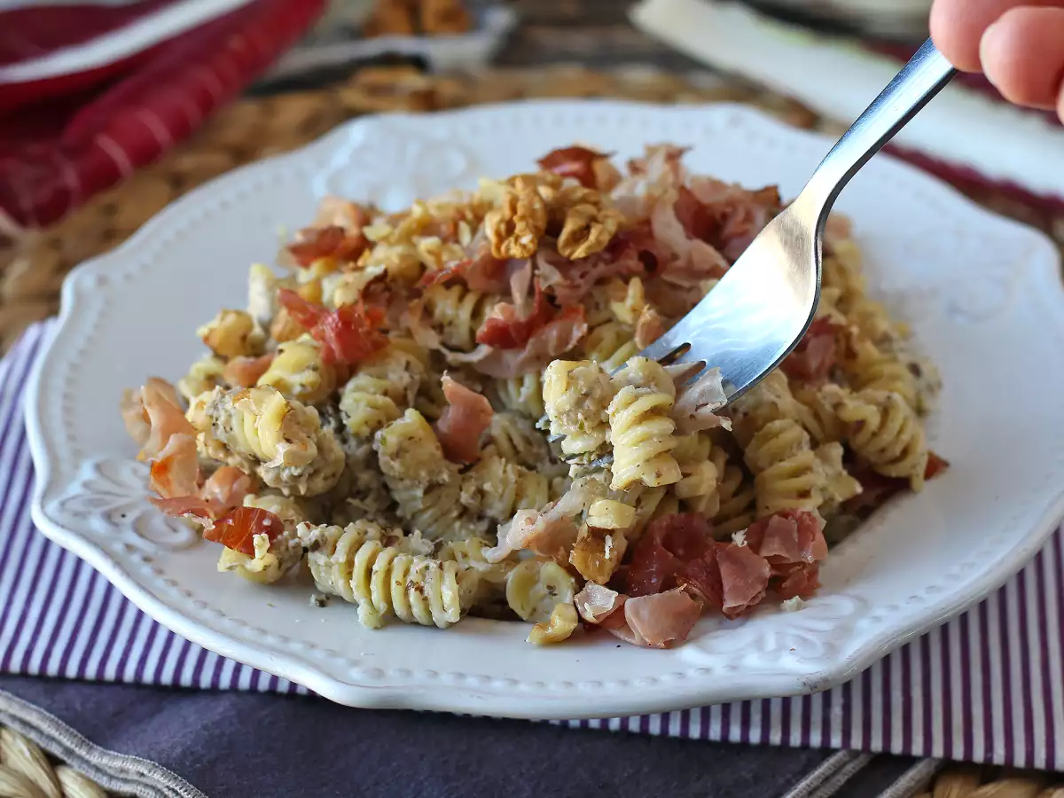 Creamy pasta with radicchio, crispy speck and walnuts: a quick and irresistible recipe - photo 2