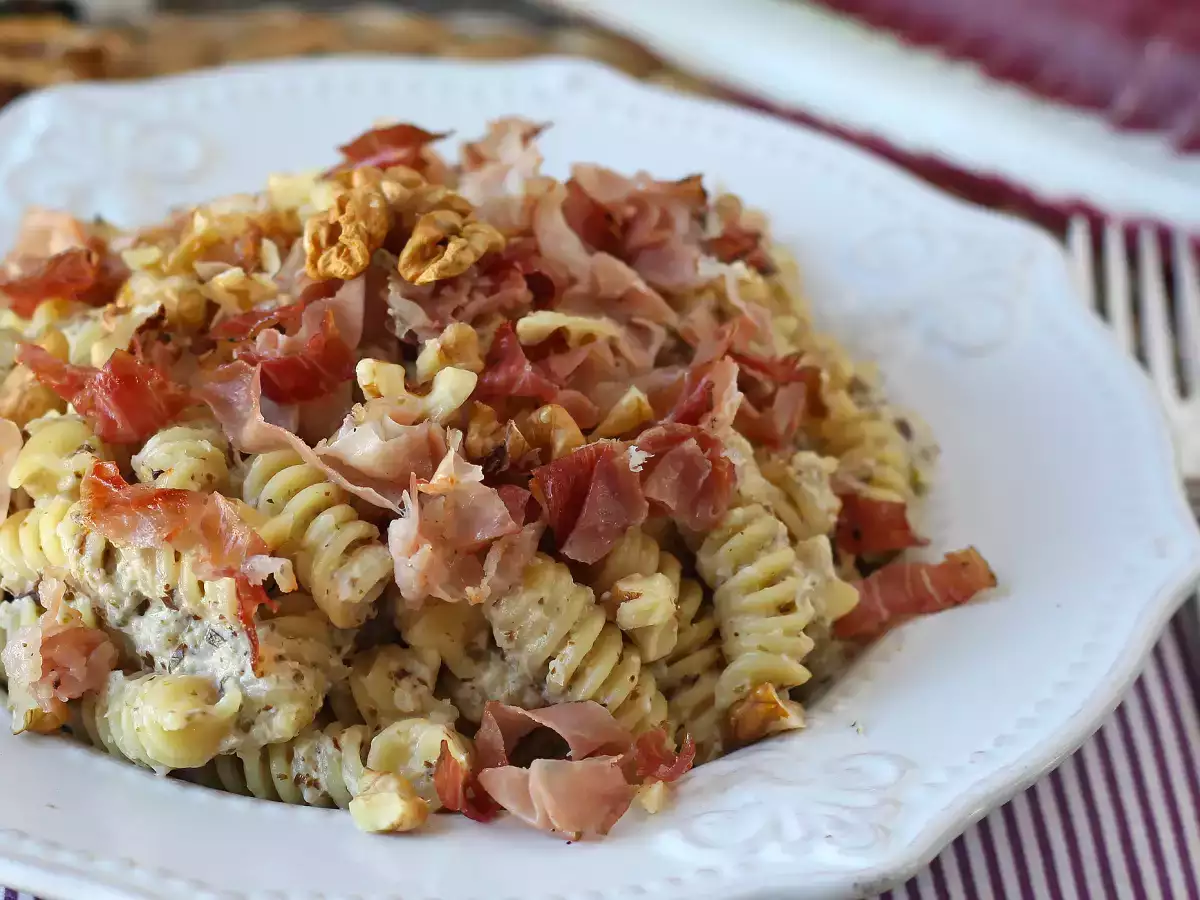 Creamy pasta with radicchio, crispy speck and walnuts: a quick and irresistible recipe - photo 5
