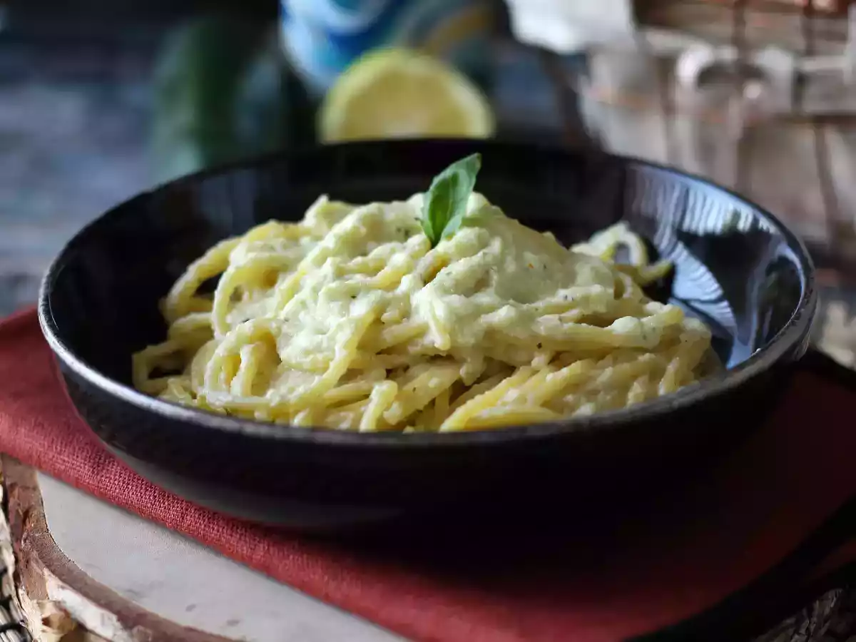 Creamy pasta with zucchini and greek yogurt