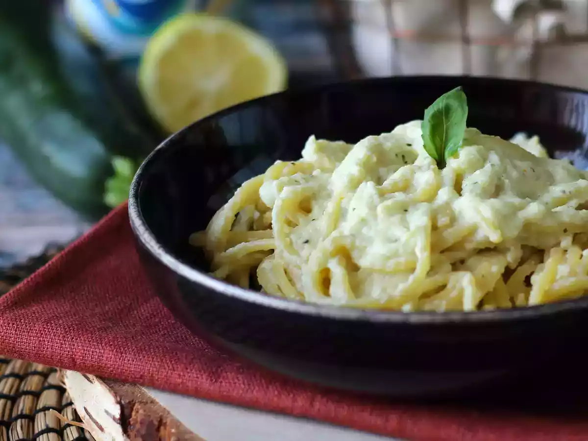 Creamy pasta with zucchini and greek yogurt - photo 3