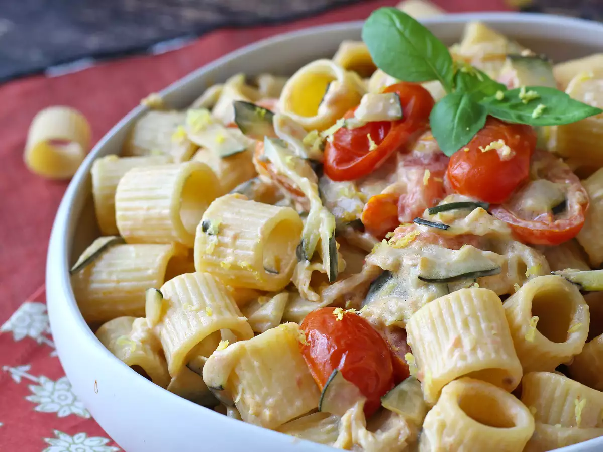 Creamy zucchini and cherry tomato pasta with lemon
