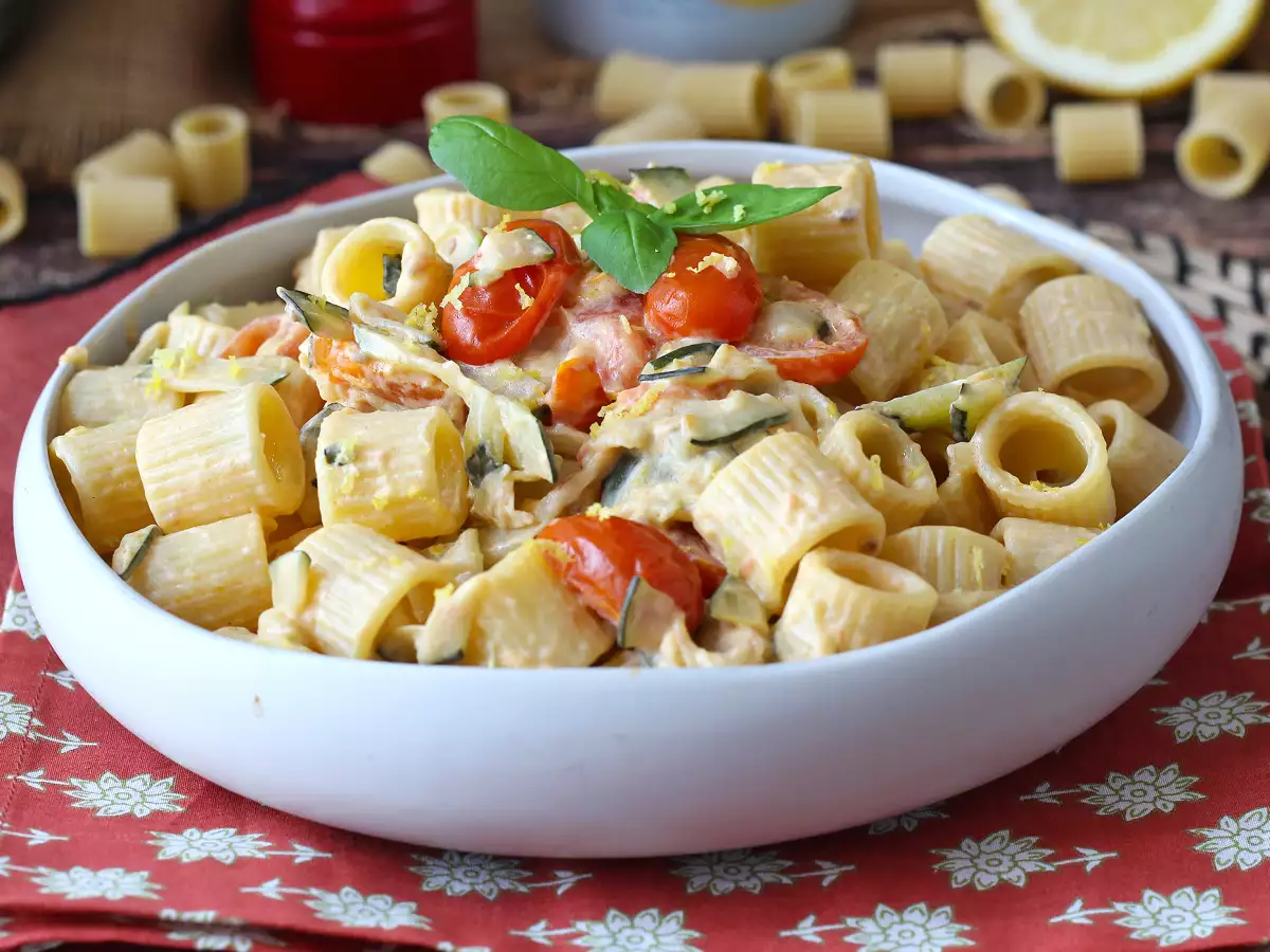 Creamy zucchini and cherry tomato pasta with lemon - photo 2