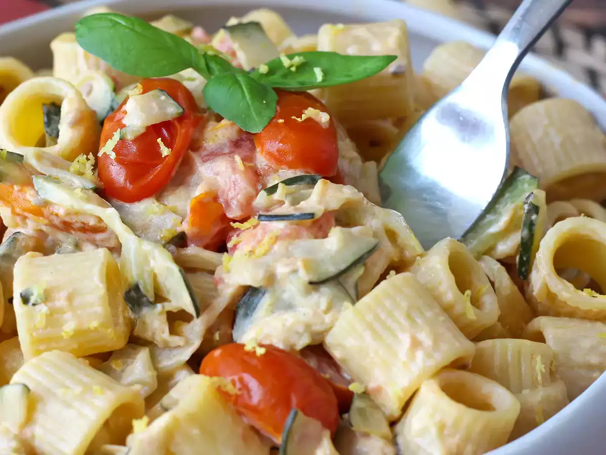 Creamy zucchini and cherry tomato pasta with lemon - photo 3