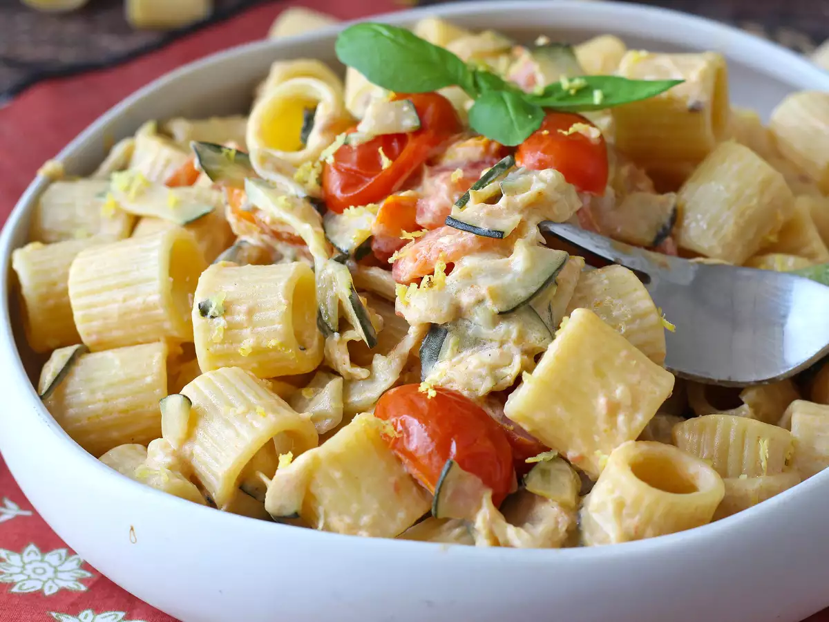 Creamy zucchini and cherry tomato pasta with lemon - photo 4