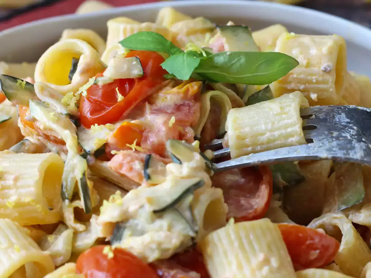 Creamy zucchini and cherry tomato pasta with lemon - photo 5