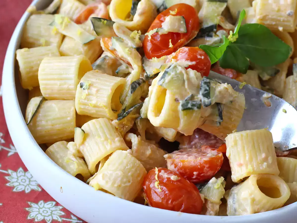 Creamy zucchini and cherry tomato pasta with lemon - photo 6