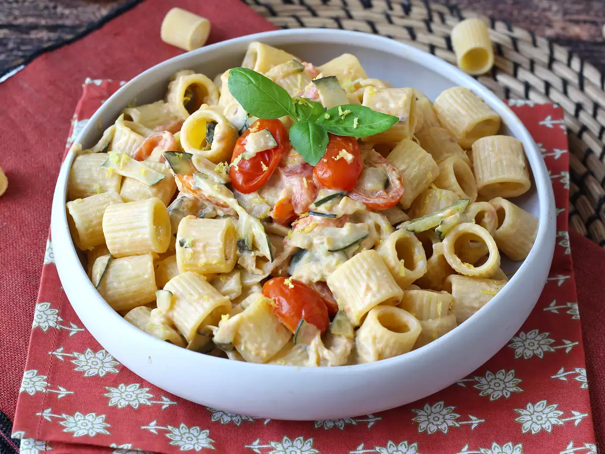 Creamy zucchini and cherry tomato pasta with lemon - photo 8