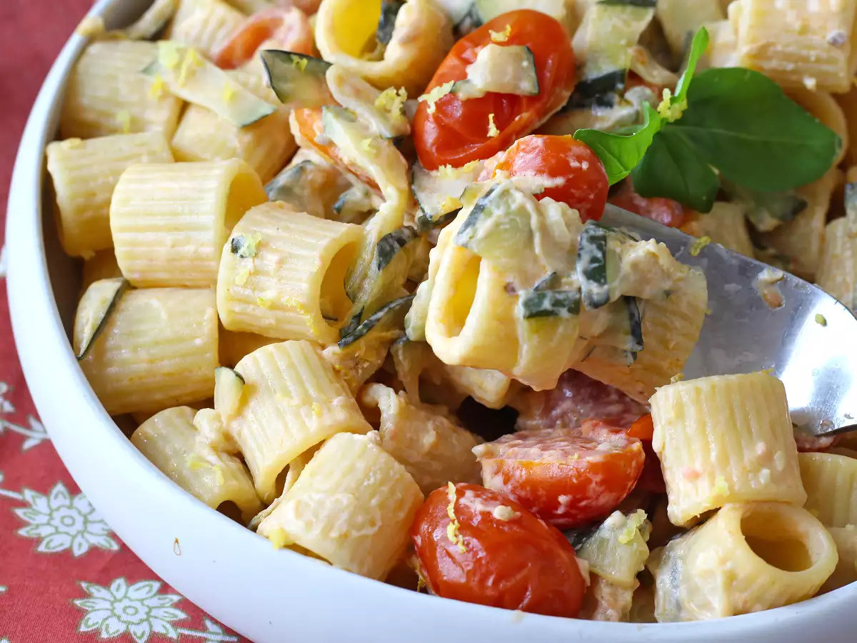 Creamy zucchini and cherry tomato pasta with Philadelphia and lemon - photo 6