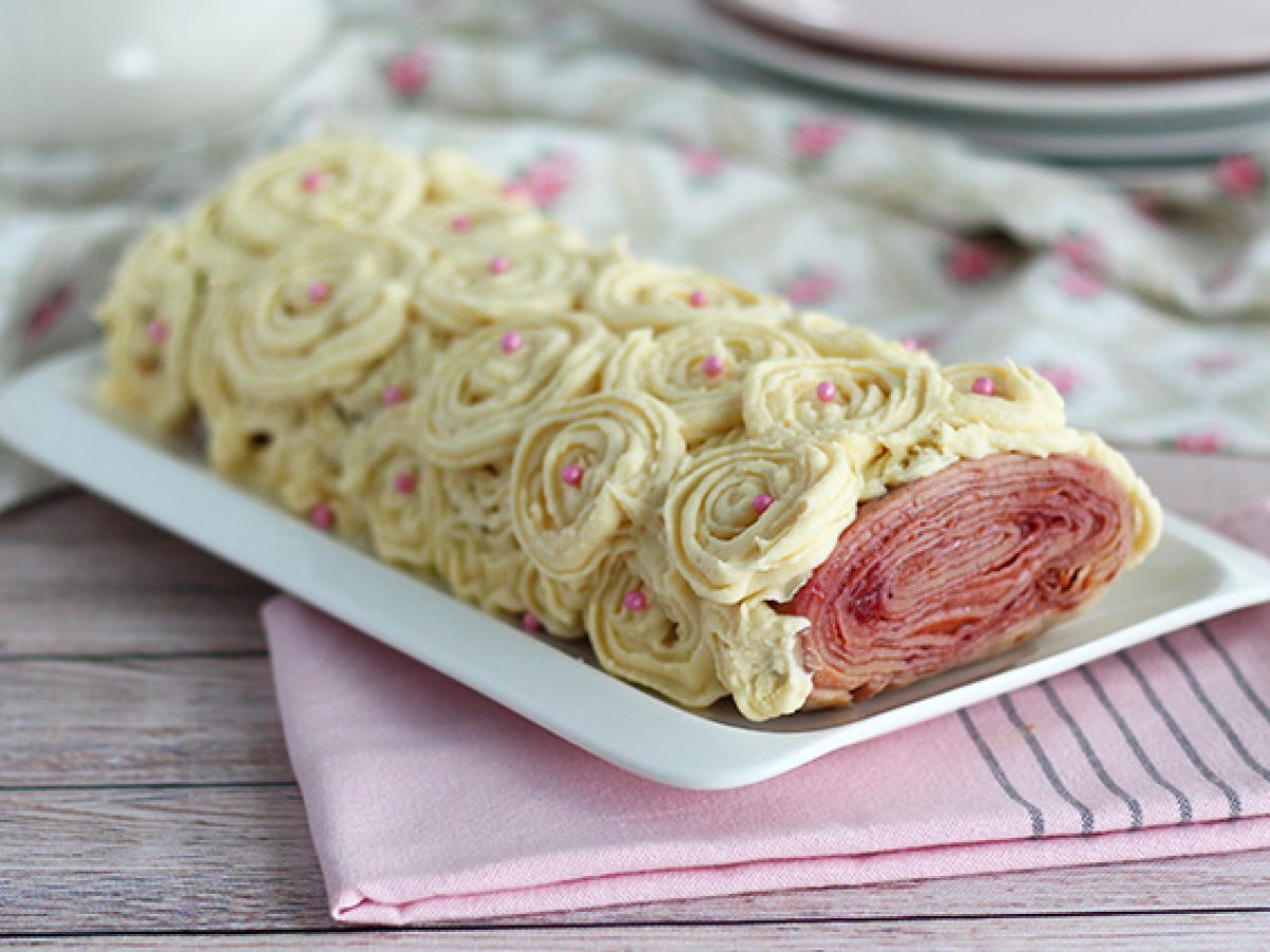 Crepe yule log with raspberry and white chocolate - photo 2