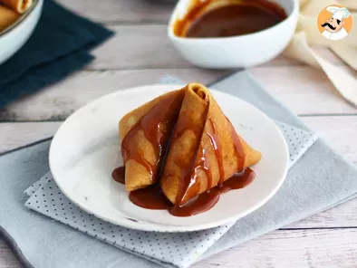 Crepes samosas stuffed with caramelized apples