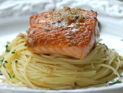 Crispy grilled salmon with herbed garlic butter, Recipe Petitchef