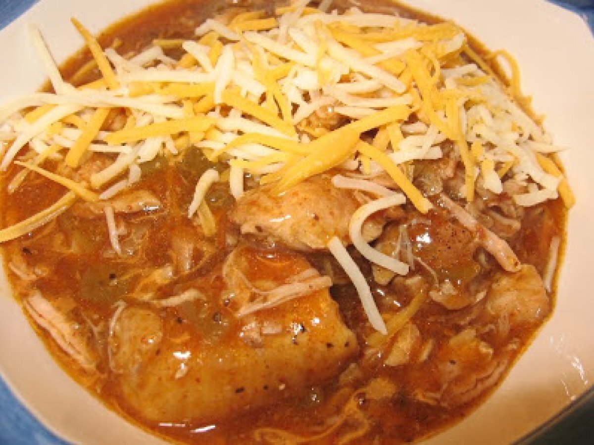 Crockpot pork & green chili burrito with refried beans Recipe Petitchef