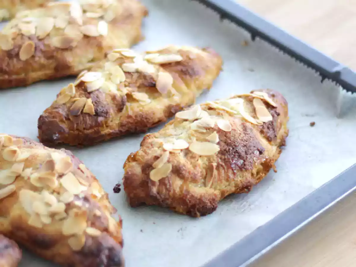 Croissants with almonds - video recipe !