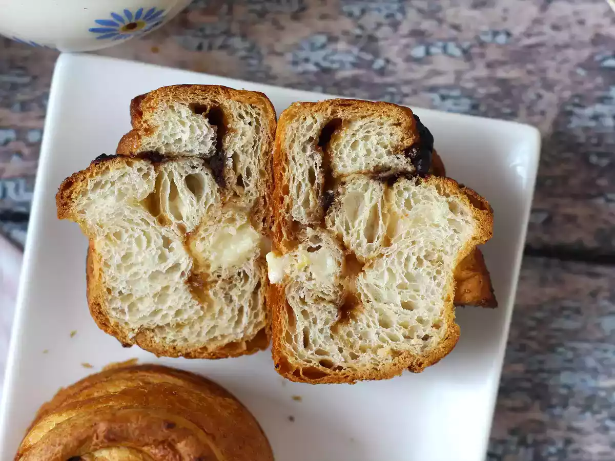 Cruffins, a combination of croissant and muffin, with custard and chocolate. - photo 2