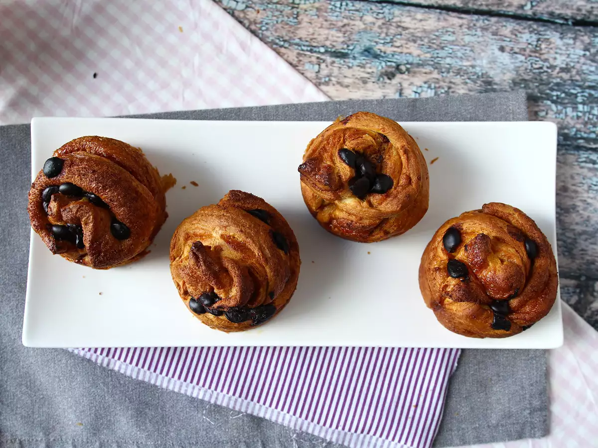 Cruffins: a combination of croissants and muffins, with custard and chocolate - photo 5