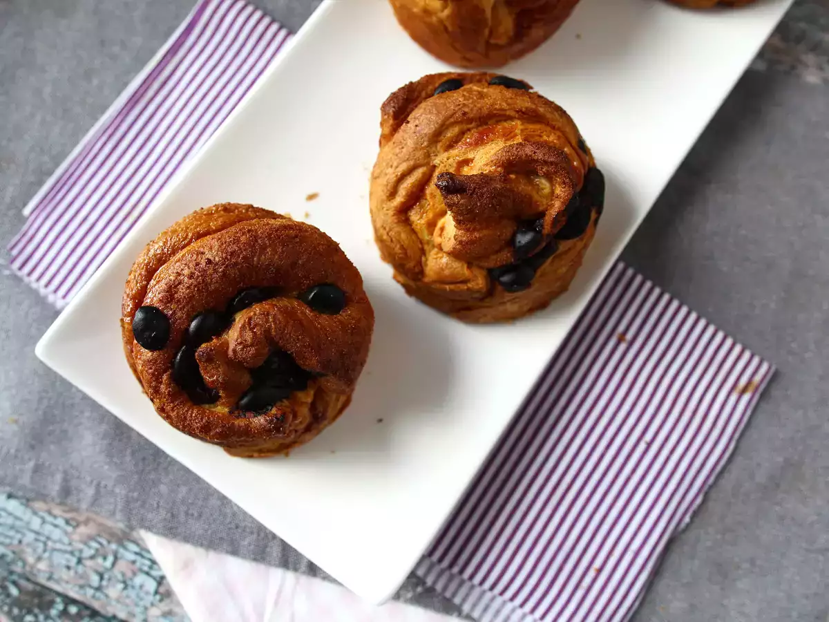 Cruffins: a combination of croissants and muffins, with custard and chocolate - photo 7