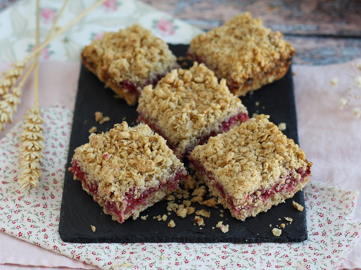 Crumble bars with raspberries, the best snack