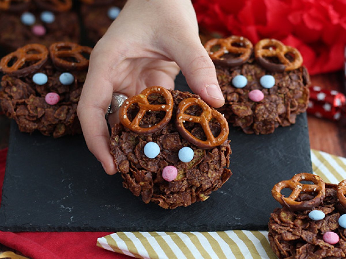 Crunchy chocolate and cereals reindeers - christmas snack