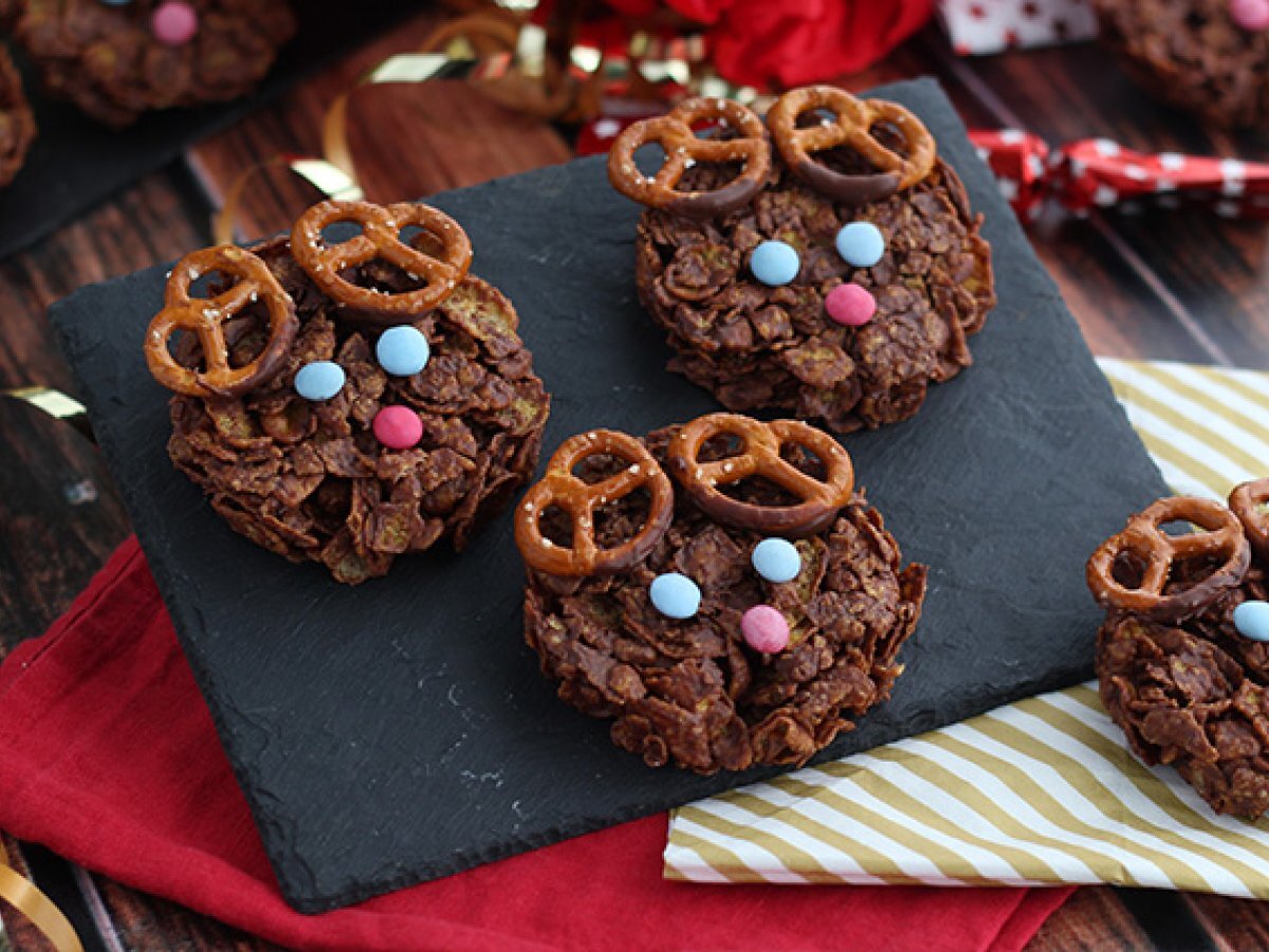 Crunchy chocolate and cereals reindeers - christmas snack - photo 2