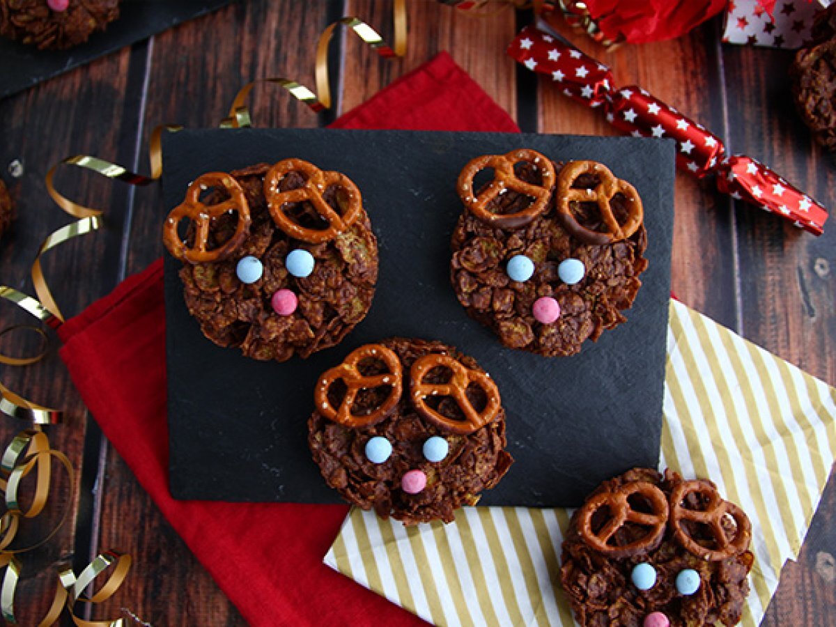 Crunchy chocolate and cereals reindeers - christmas snack - photo 4