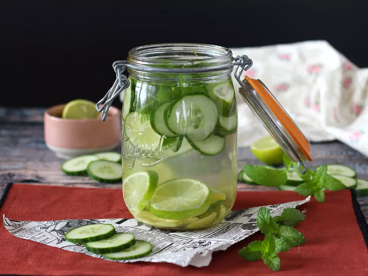 Cucumber, lime, mint and ginger flavored water