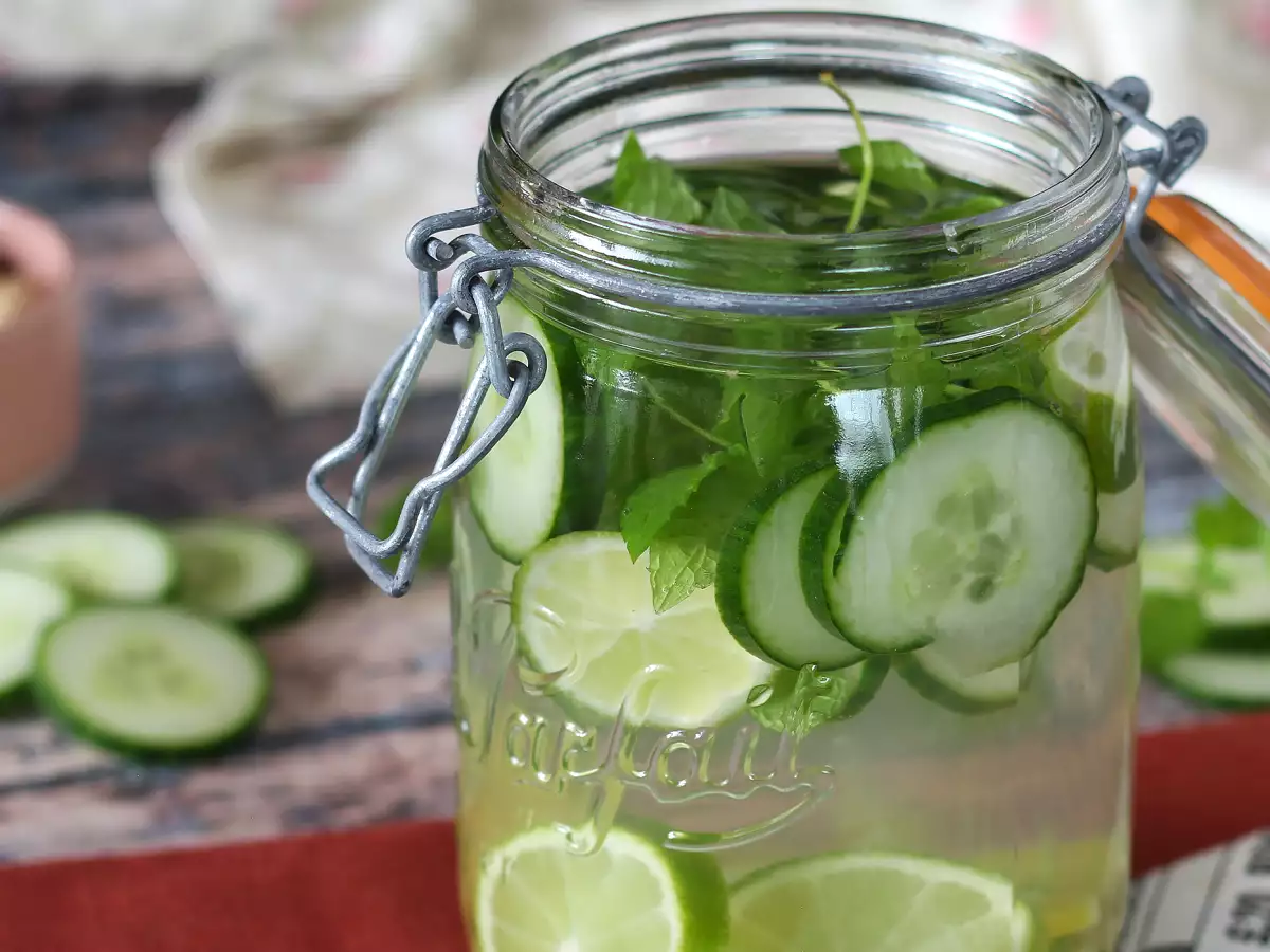 Cucumber, lime, mint and ginger flavored water - photo 2