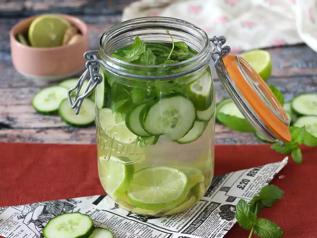 Cucumber, lime, mint and ginger flavored water - photo 3
