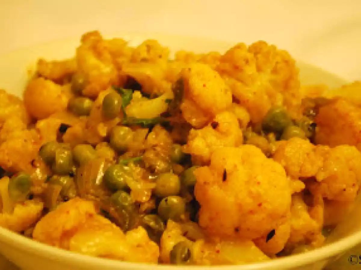 Curried Cauliflower and Green Peas Stew