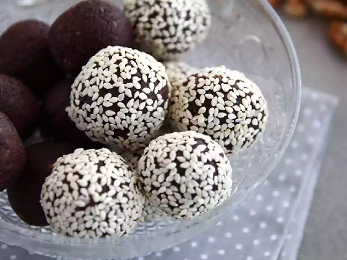 Date and cocoa energy balls - photo 3