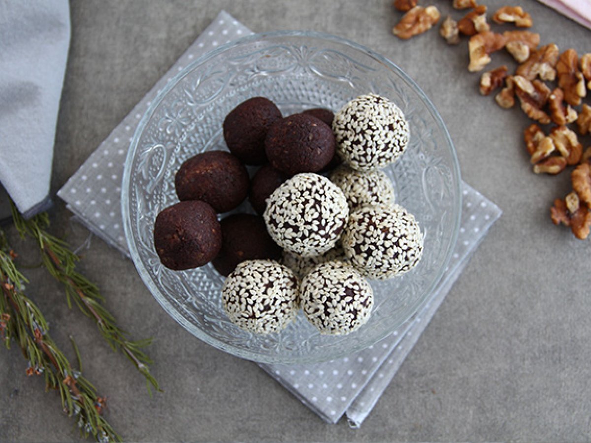 Dates and chocolate energy balls with sesame seeds - photo 2