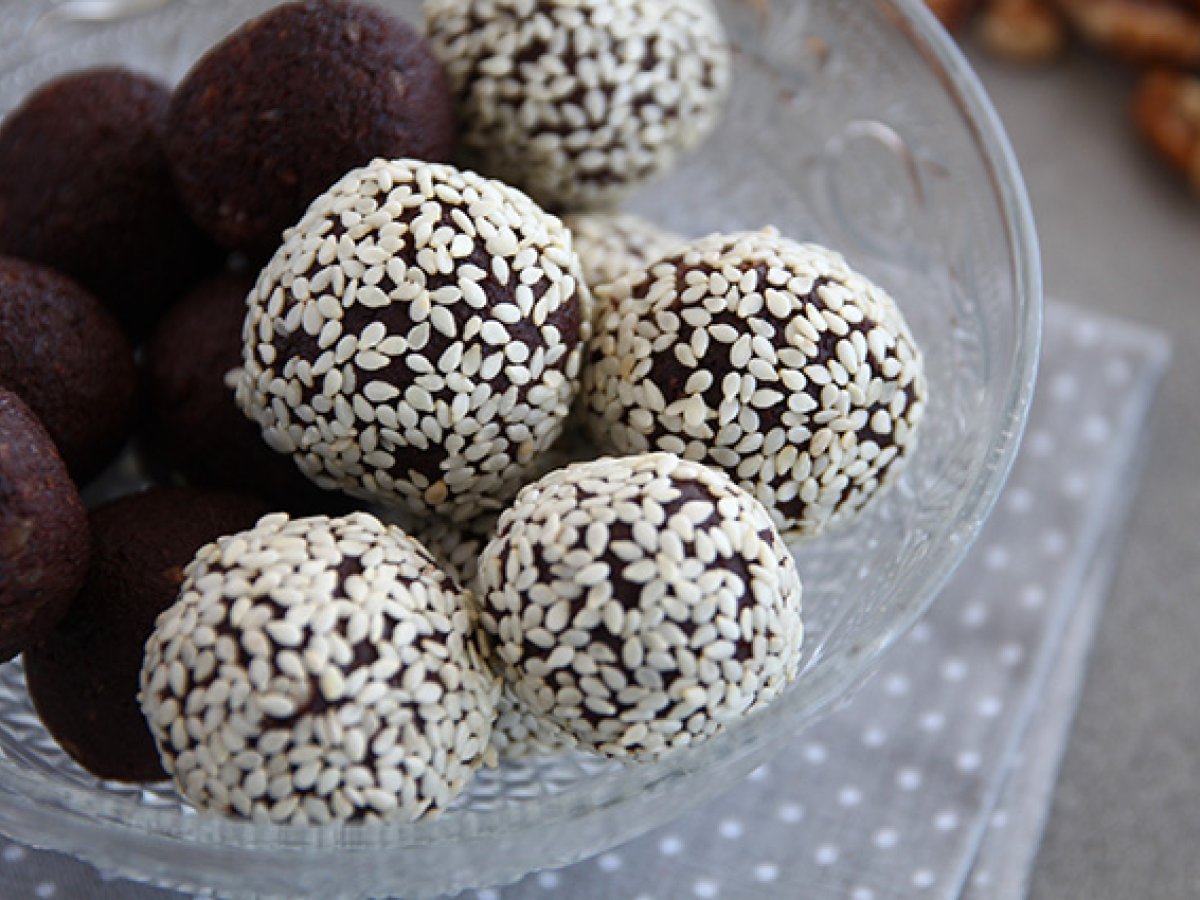 Dates and chocolate energy balls with sesame seeds - photo 3